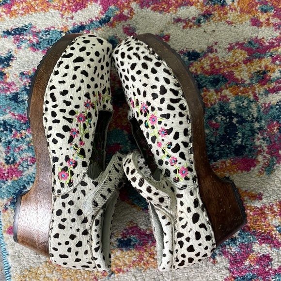 Hanna Andersson dotted calf hair embroidered clogs - Picture 7 of 11
